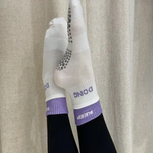 CHAUSSETTES HAUTES ANTI-DÉRAPANTES Just Doing blanches et violettes